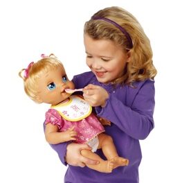 niña con regalo cuentos cortos para niños