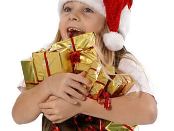 niña con regalos cuentos cortos para niños