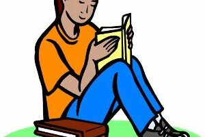 muchacho estudiando feliz