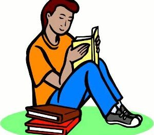 muchacho estudiando feliz