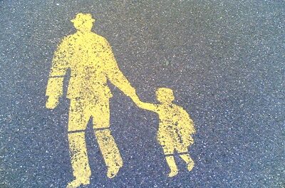 padre caminando con su hijo