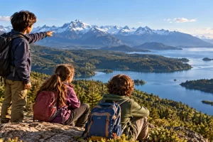 Niños observando un paisaje de lagos y montañas.