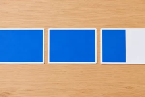 Tres tarjetas rectangulares iguales: dos azules completas y una con solo la mitad pintada de azul.