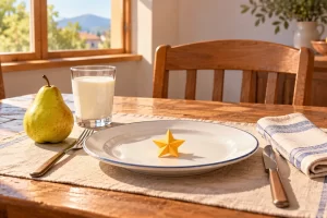 Una pera, leche y una estrella de papel forman parte de una merienda.