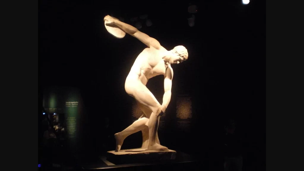 Discóbolo Townley: copia romana del atleta inclinado, con el disco elevado detrás del cuerpo.